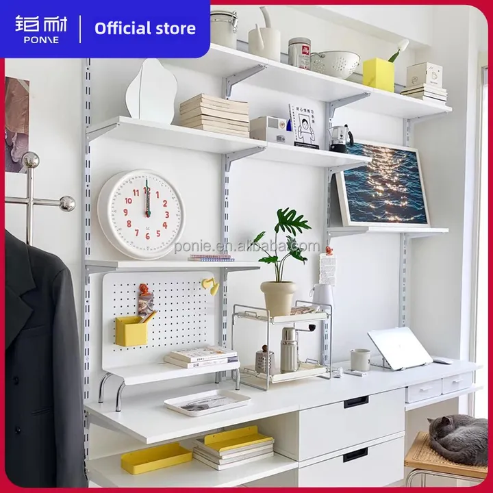 رف كتب أبيض بسيط يمكن تثبيته على الحائط . Simple white wall-mounted bookshelf